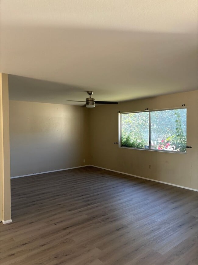 Building Photo - 3 bedroom 2 bath single story home for lease