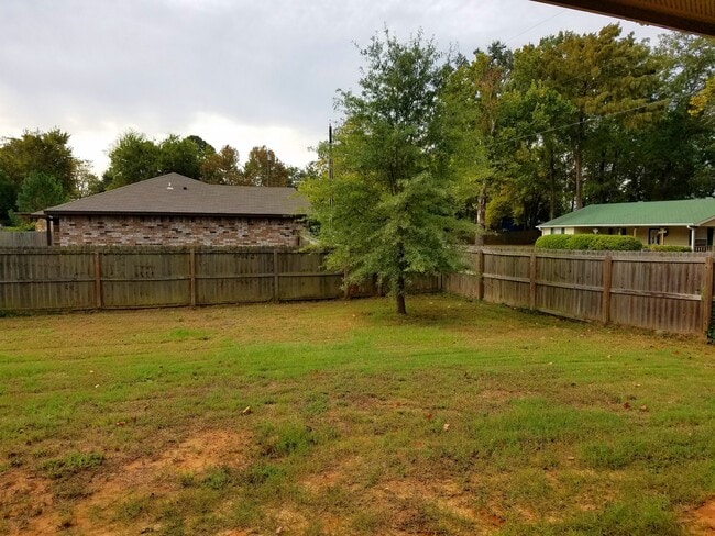 Building Photo - Lindale-Charming 2 Bedroom, 2 Bath House w/Garage!