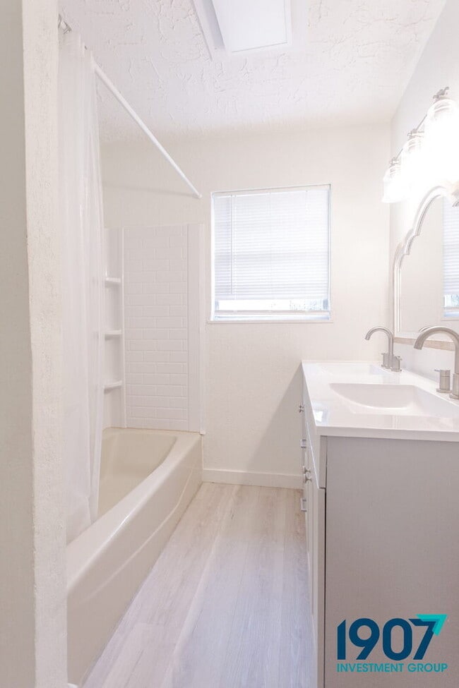 Building Photo - Charming Brick Home with Modern Updates and Large Backyard in Norman!