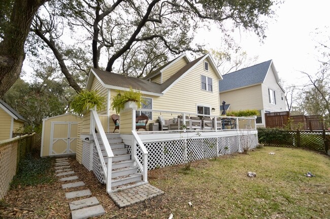 Building Photo - 775 Lake Frances Dr
