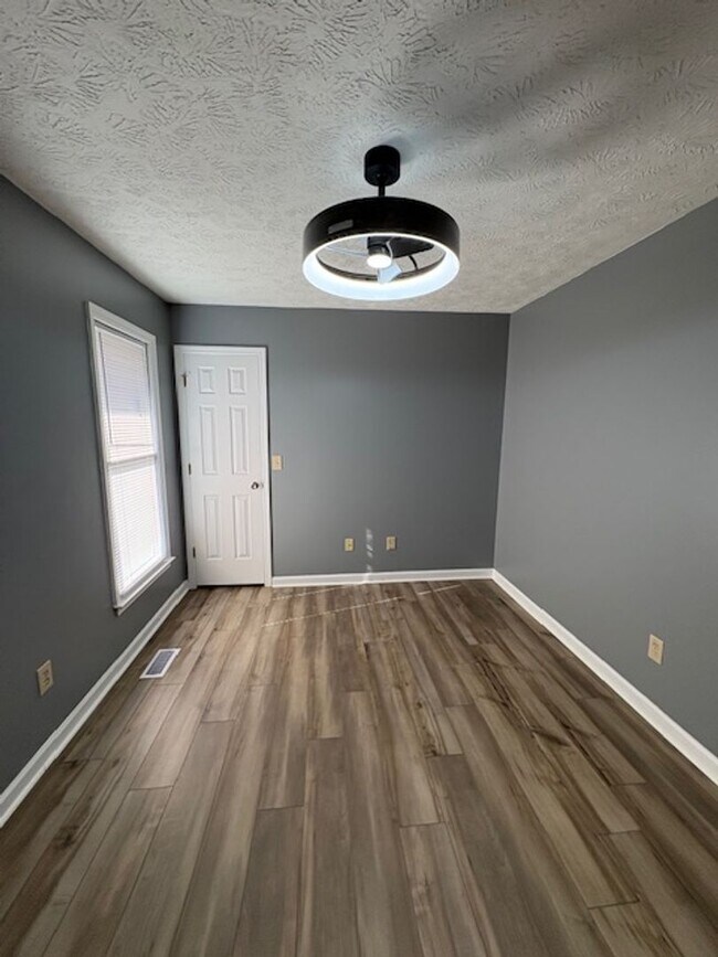 Building Photo - 504 Offing Dr