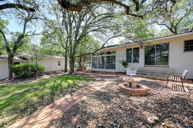 Building Photo - 922 Oak Ln