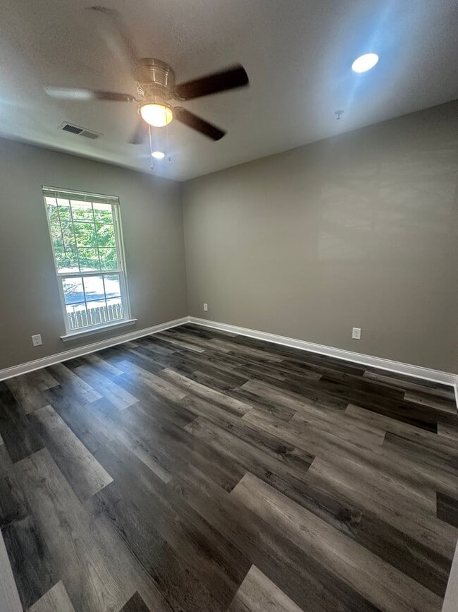 Building Photo - Stylish 2-Bed, 1.5-Bath Condo | Pool, Gym ...