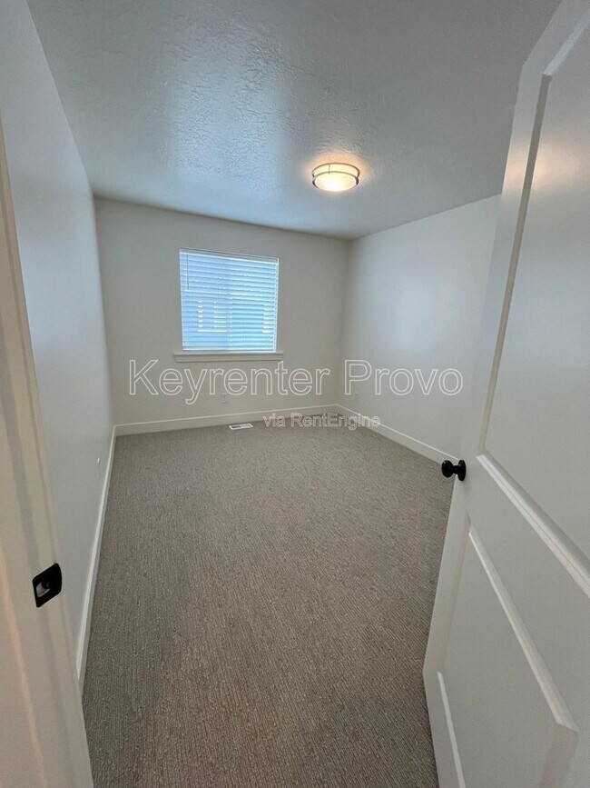 Building Photo - 1046 E 1300 S
