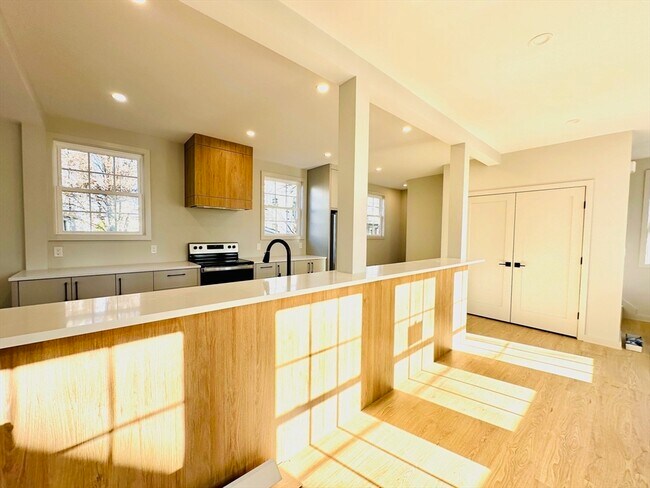 Building Photo - 246 Ash St