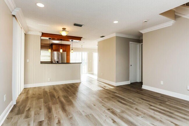 Building Photo - 848 NW 98th Ave
