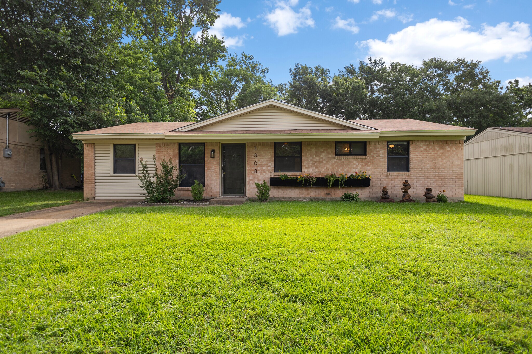 Building Photo - 3808 Appletree Ln