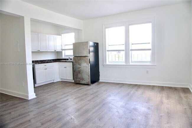 Building Photo - 501 SW 6th Ct