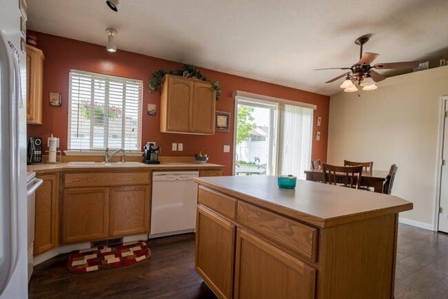 Building Photo - Beautiful 3 bedroom 2 bath Post Falls Home