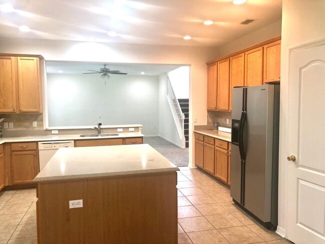 Building Photo - MOVE IN AUGUST! BEAUTIFUL LARGE/SPACIOUS HOME! NEWER CARPET ON 1ST FLOOR! Great Location! 2 story...