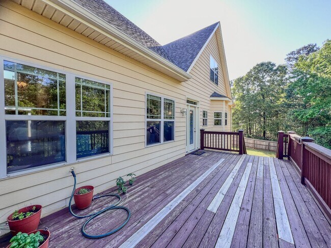 Building Photo - Spacious Home in Solamere Subdivision
