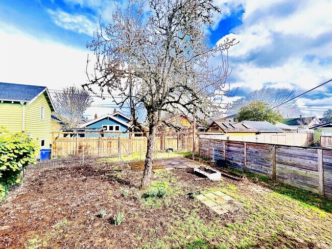 Building Photo - 4728 NE 27th Ave