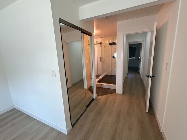 Building Photo - Spacious 3 Bed 3 Bathoom in Long Beach