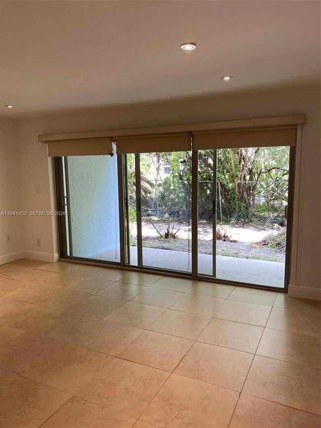 Building Photo - 9373 Fontainebleau Blvd