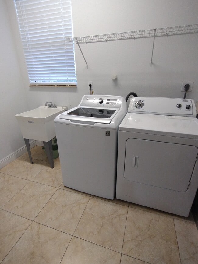 Building Photo - 5011 Pinecreek Pl