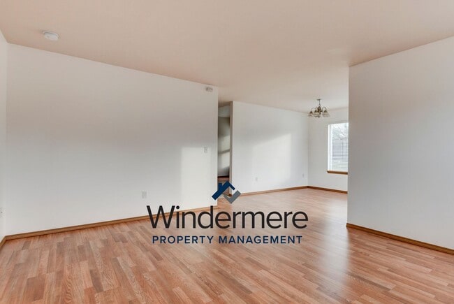 Building Photo - Two story 4 bedroom 2.5 bath Home.