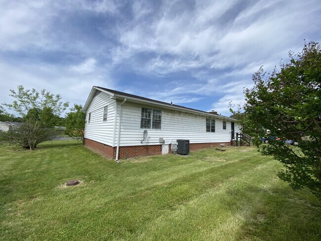 Building Photo - 1804 Sherwood Dr