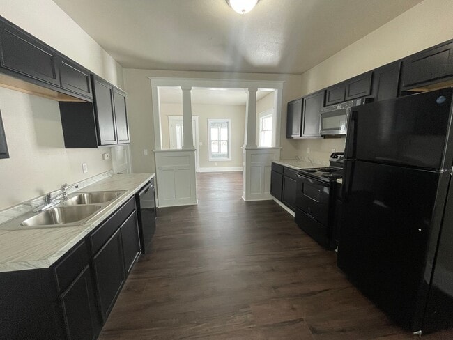 Building Photo - Updated 2 Bedroom 2 Bathroom Home