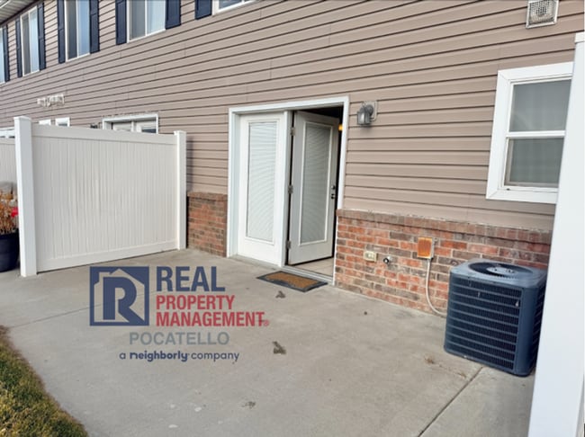 Building Photo - 3 Bed 1.5 Bath townhouse - 1 car garage