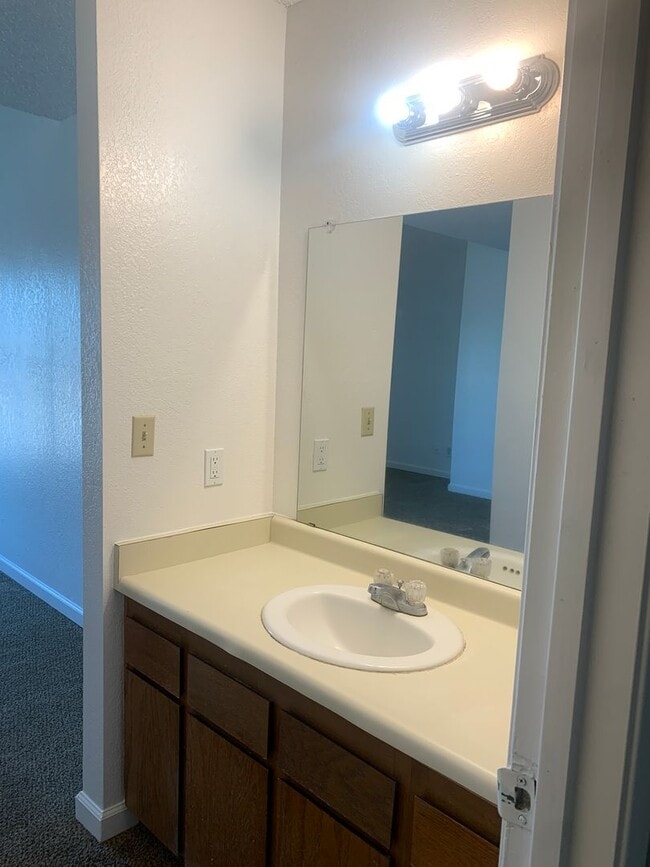 Building Photo - Lovey Townhome In Clovis!