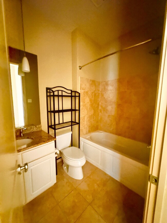 Building Photo - Beautiful 1 Bedroom Apartment Downtown