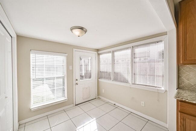 Building Photo - 2411 Wroxton Rd