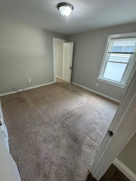 Building Photo - 10012 Robinson Ave