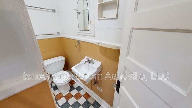 Building Photo - 1207 Cherokee Dr