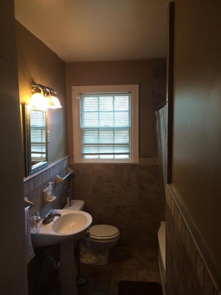 Full bath - 2069 Gorgas St