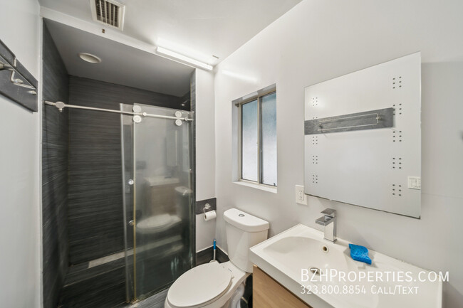 Building Photo - Modern 2-Bed, 2-Bath with a Huge Private Y...