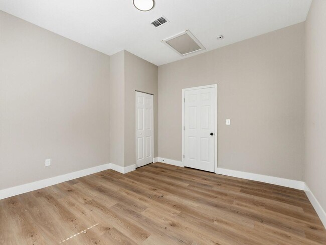 Building Photo - 1740 W Cherry St