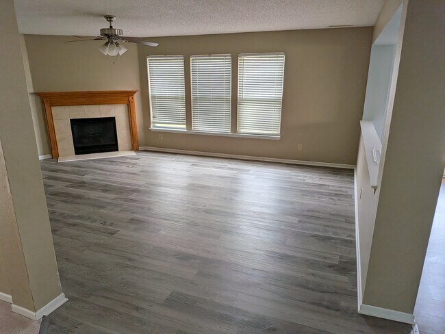 Building Photo - 10418 Memorial Knoll Dr