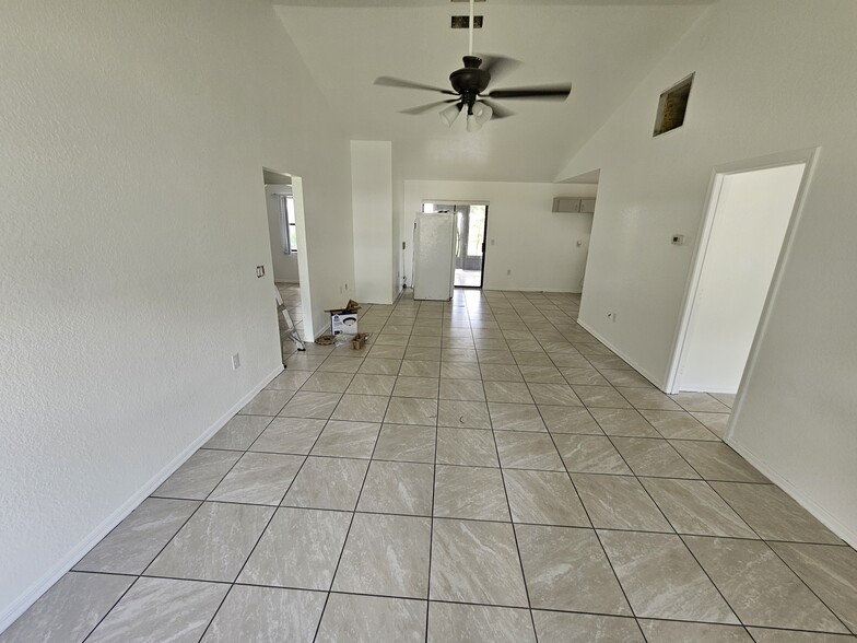 Building Photo - 3370 NE 42nd Pl