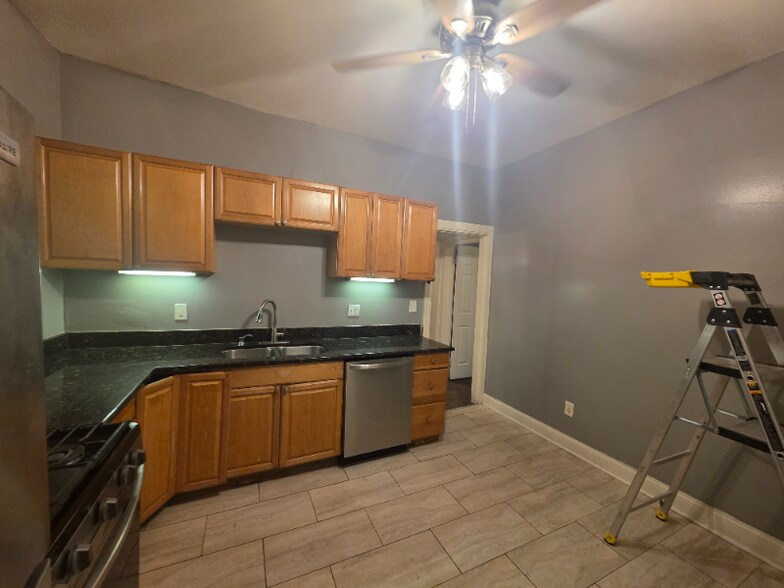 Building Photo - 6643 S Ingleside Ave