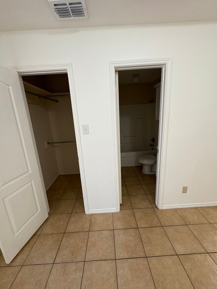 Building Photo - 900 S Palm Dr