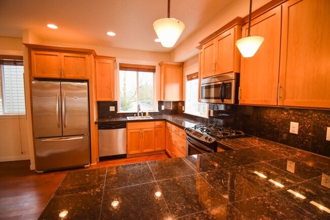 Building Photo - Beautiful Condo In the Heart of Beaverton!
