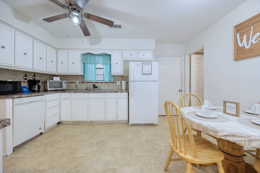 Building Photo - 4900 Hearthstone Dr