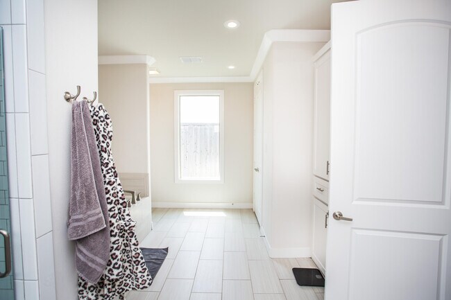 Building Photo - 23 Wilshire Blvd