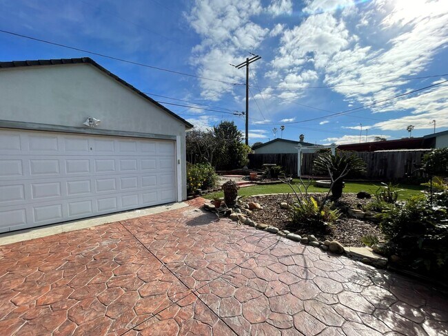 Building Photo - Quaint Midtown Ventura Home