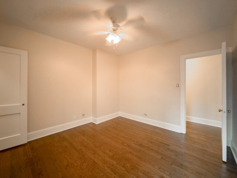 Building Photo - 1364 E 52nd St