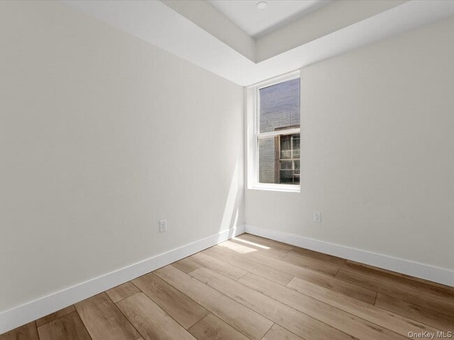 Building Photo - 910 E 226th St