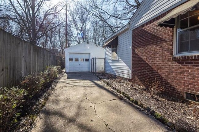 Building Photo - High Point Terrace 3BR 1 bath