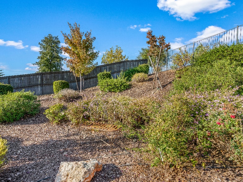 Building Photo - 325 Eagle Creek Ct