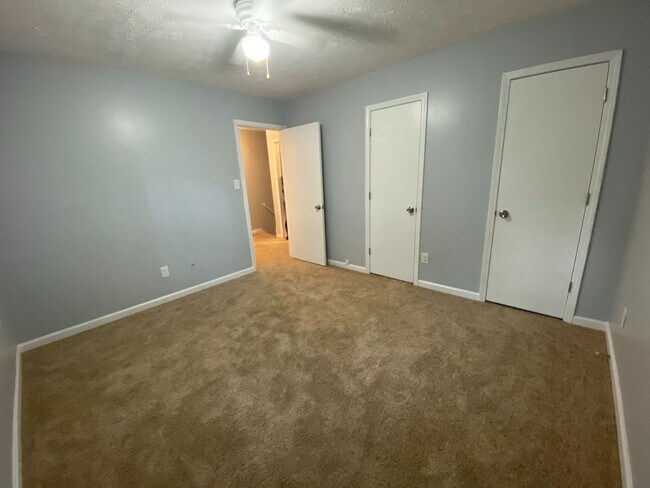 Building Photo - Oakwood Drive (Duplex - 2 Units)