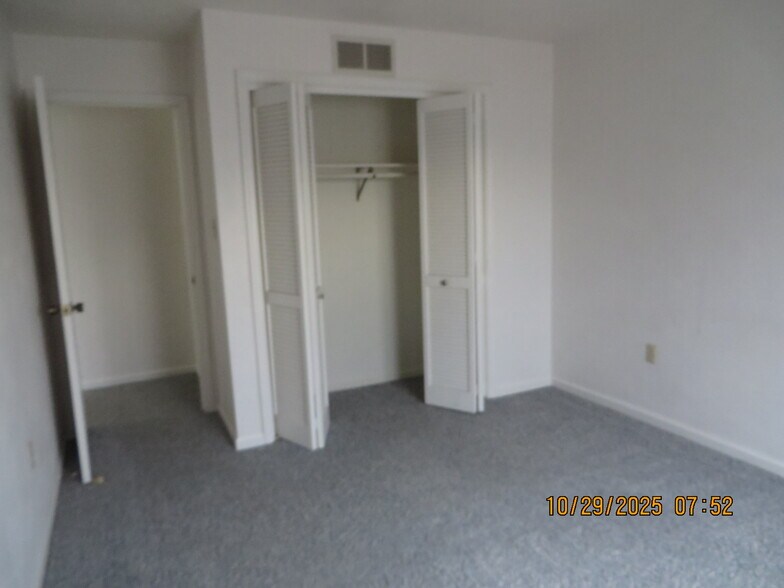 Building Photo - 2016 E 10th St