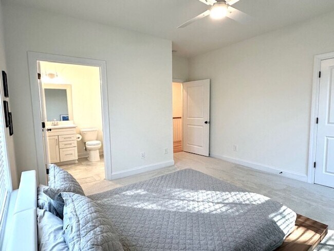 Building Photo - LUXURY TOWNHOME IN FOREST ACRES