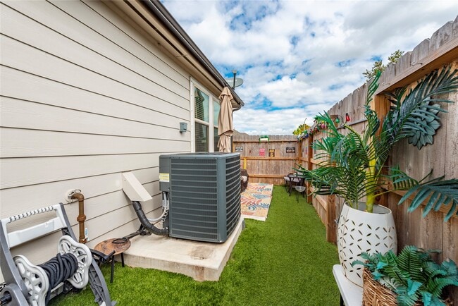 Building Photo - 5605 Hyde Park Dr