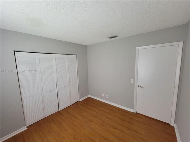 Building Photo - 928 Falling Water Rd