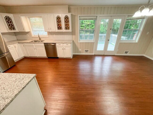 Building Photo - Renovated 3BR Ranch w/Basement