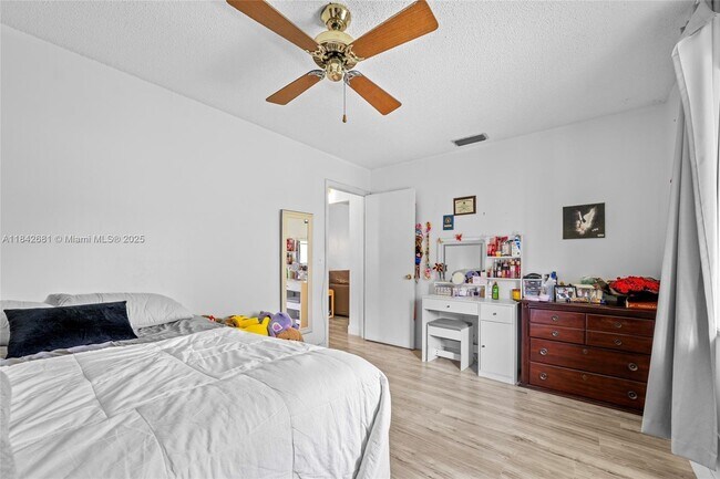 Building Photo - 5839 La Pinata Blvd